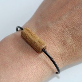 Bracelet artisanal en chêne fabriqué par Marion Koala Shop