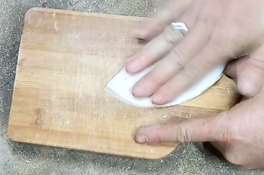 Ponçage de la Planche à découper coupée