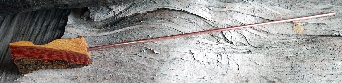 Epingle à chapeau en cuivre et bois ici il s'agit d'amandier