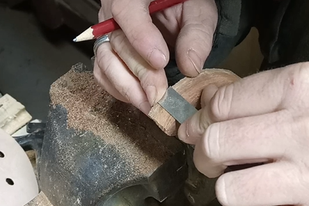 Réparer un bijou en bois