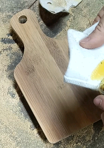 Traitement naturel d'une planche à découper