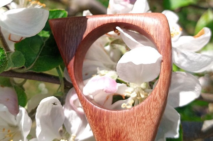 Cadeau de mariage avec un bijou en bois Koala Shop