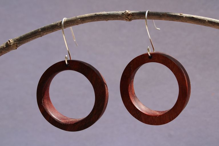 Les bijoux créoles en bois une alliance parfaite entre nature et élégance