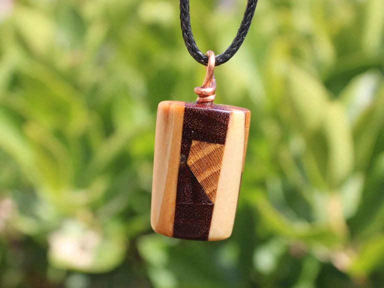 Bijoux en bois, pendentif en bois exotique et pin doré