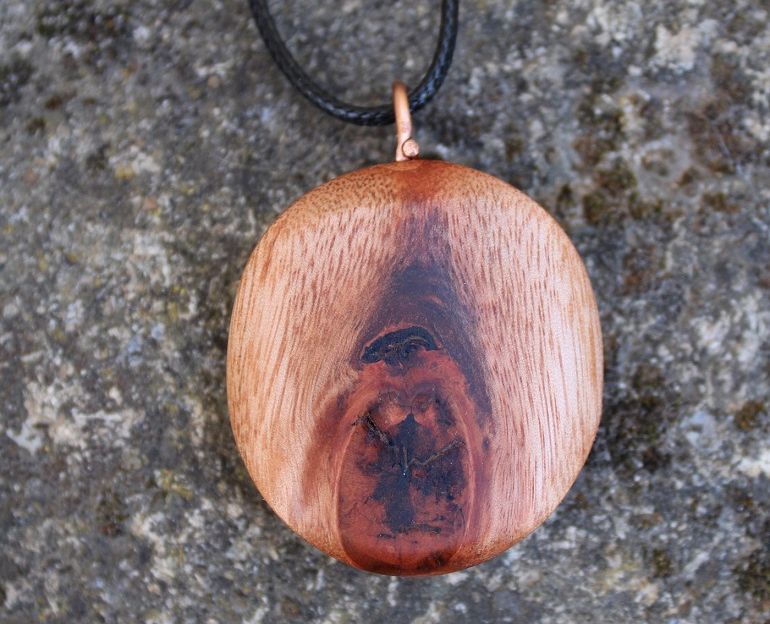 Pendentif en amandier Heka, un bijou naturel Koala Shop