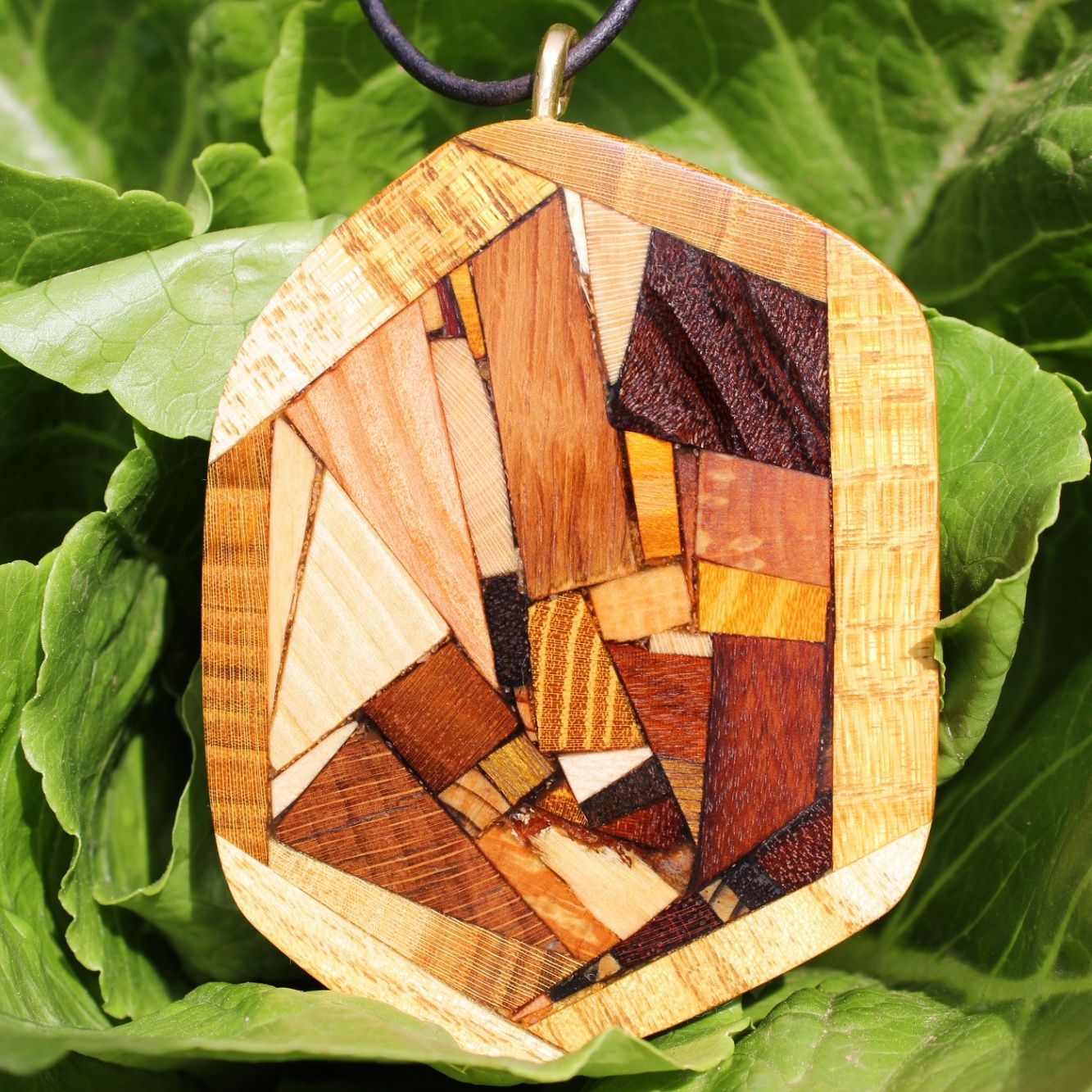 Bijoux en bois, médaillon composé de 73 essences de bois