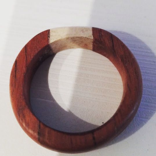 Bague en bois en acajou de chine avec insert en platane