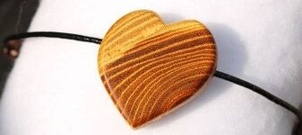 Bijou en bois en forme de coeur