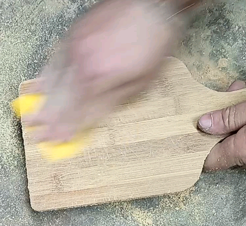 Ponçage de la Planche à découper coupée